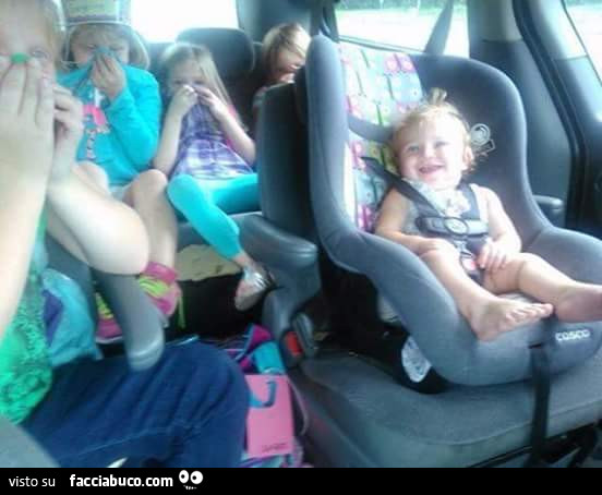 Bambini in auto si tappano il naso per la puzza
