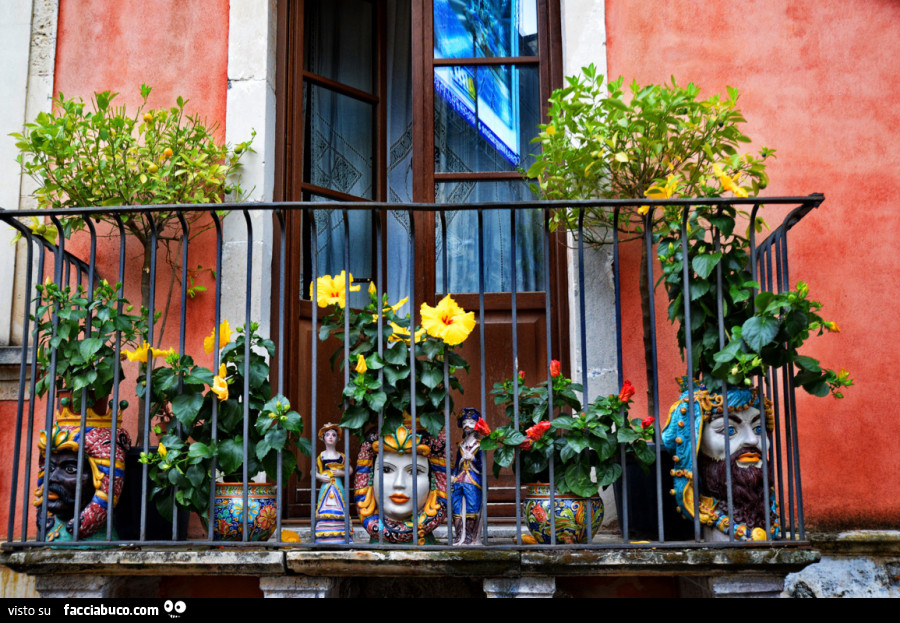 Balcone fiorito con vasi a forma di maschere