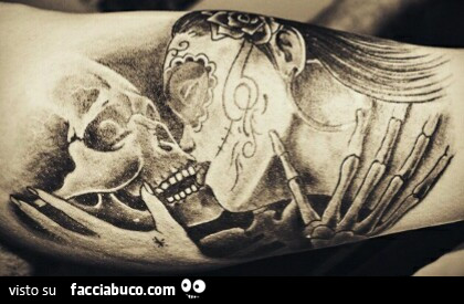 Tatuaggio bacio al teschio