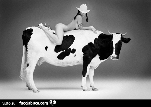 Donna nuda sopra la vacca