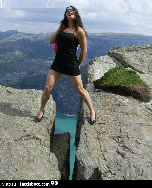 Ragazza con le gambe aperte tra due pareti rocciose