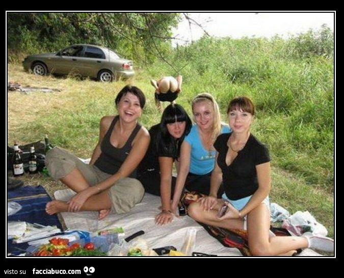 Ragazze carine si fanno scattare foto durante il pic nic, ma dietro l'amico mostra il culo