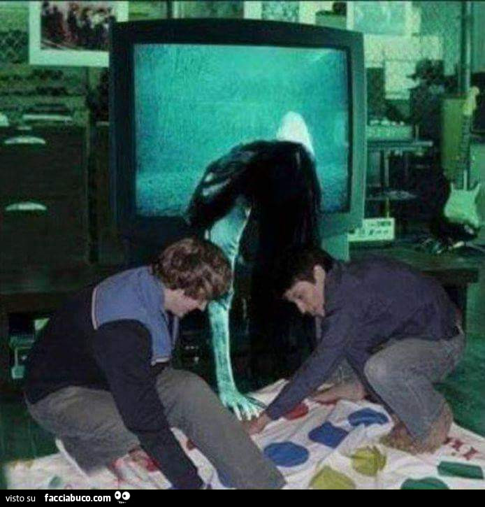 La bambina di the ring esce dal televisore mentre loro giocano a twister