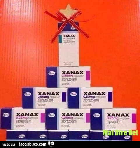 Albero di natale fatto con scatole di Xanax
