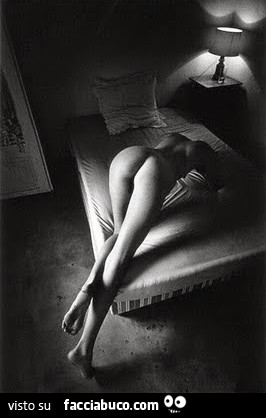 Ragazza nuda sexy sul letto con il culo in alto