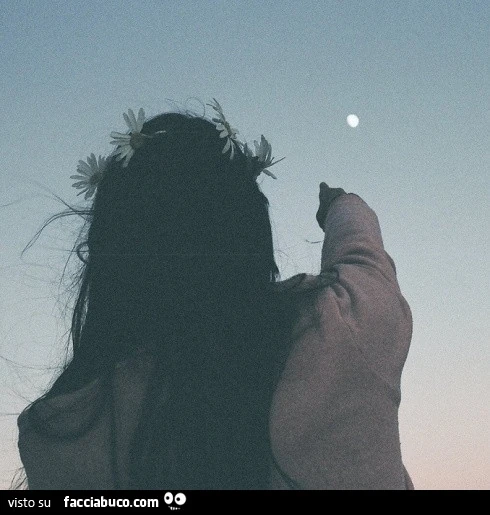 Ragazzina indica la luna
