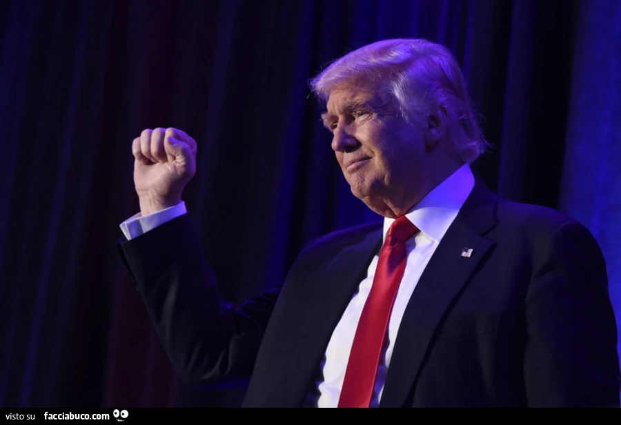 Donald Trump a pugno chiuso