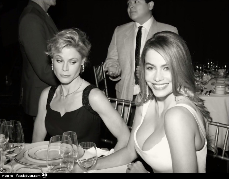 Julie Bowen gelosa delle tette di Sofia Vergara