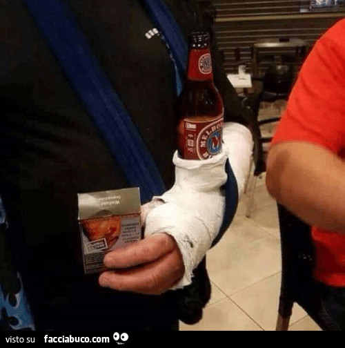 Con il braccio ingessato e il vano porta birra