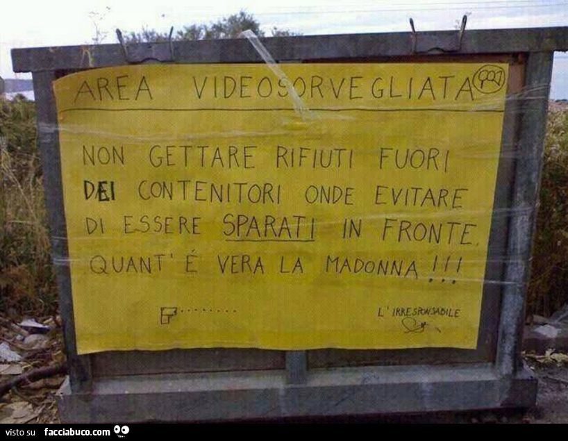 Cartello Area Videosorvegliata. Non gettare rifiuti fuori dei contenitori onde evitare di essere sparati in fronte
