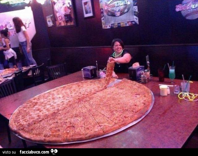 Ragazza In Carne Prende Una Grossa Fetta Di Una Pizza Gigantesca Facciabuco Com