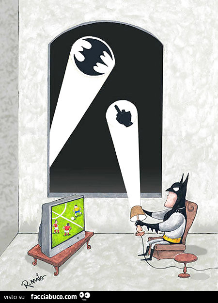 Chiamano Batman, ma lui si sta vedendo la partita di calcio e fa il dito medio