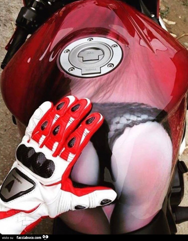 Carena della moto con il culo di donna in mutandine