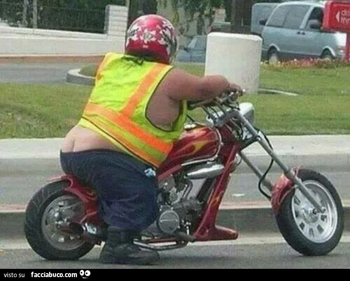 Ciccione in moto con pantalone che gli cala e lascia intravedere le chiappe