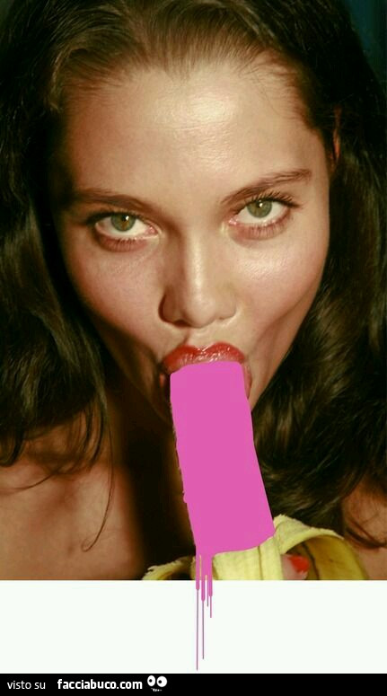 Ragazza succhia banana con sguardo malizioso