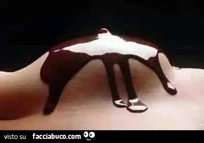 Cioccolata colata sul seno