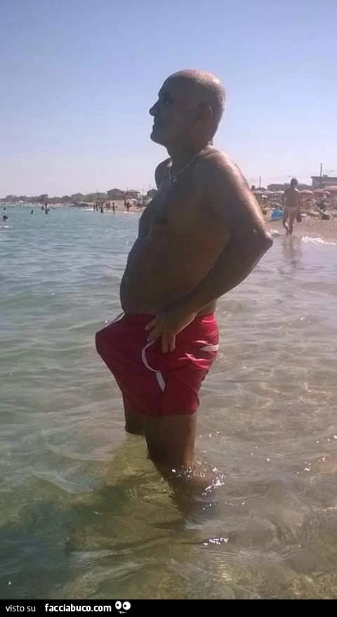 Uomo al mare con erezione