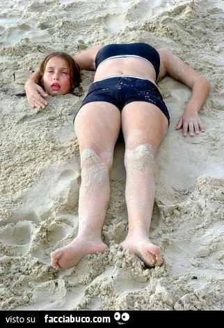 Ragazza in spiaggia senza testa