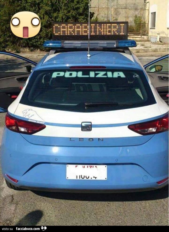 Auto della polizia con insegna luminosa con scritto carabinieri