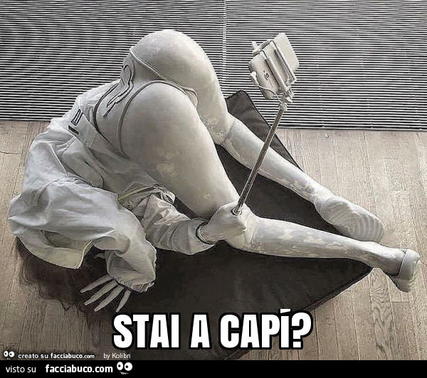 Statua selfie al culo. Stai a capí?