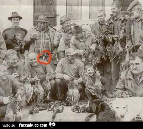 Foto vintage di gruppo… lui col pisello fuori dai pantaloni
