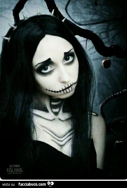 Ragazza truccata da scheletro per Halloween