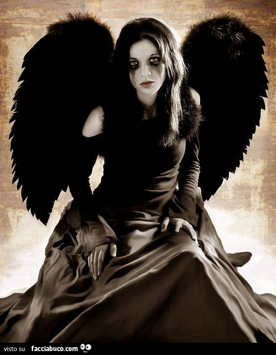 Ragazza angelo con le ali nere 