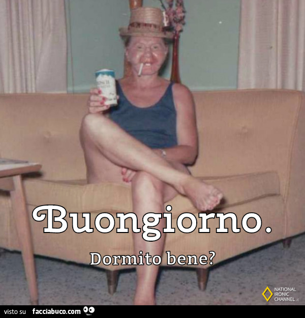 Uomo brutto con la mano sul pacco. Buongiorno. Dormito bene?