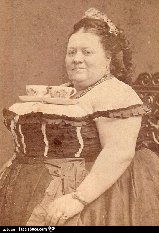 Tettona vintage con due tazzine di caffè sulle tette