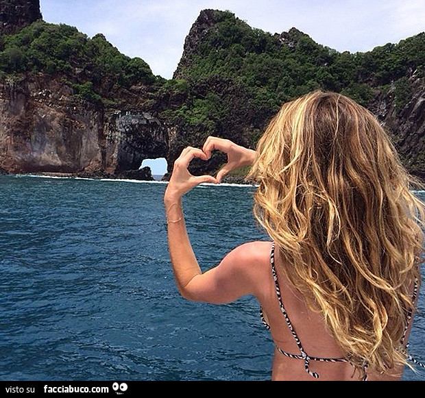 Gisele Bundchen segno del cuore in mezzo al mare