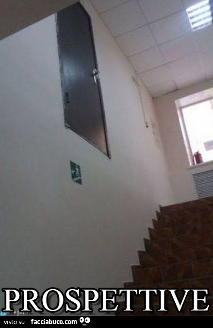 Porta sospesa in aria in mezzo al muro. Prospettive