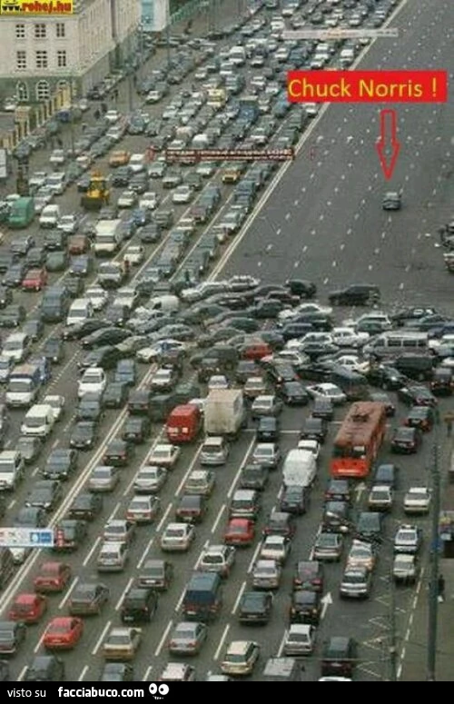 Automobile di Chuck Norris per strada