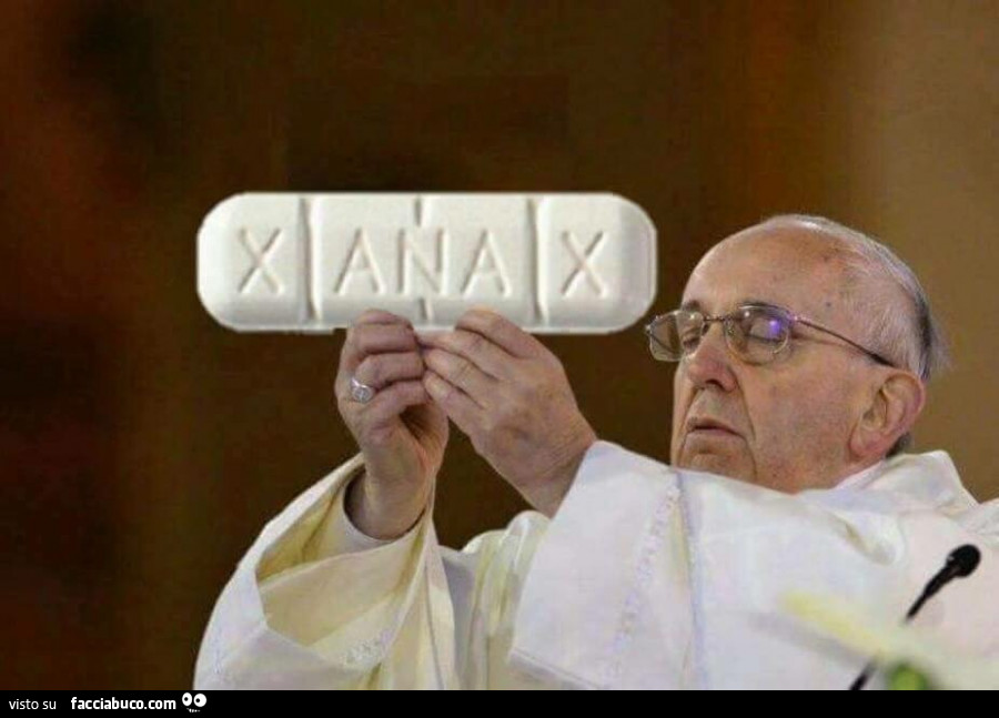 Papa Francesco con pasticcone di Xanax al posto dell'ostia