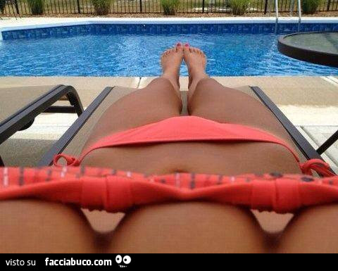 Donna in piscina con tre tette
