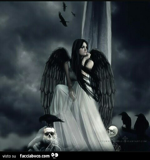Ragazza angelo con vestito bianco e ali nere 