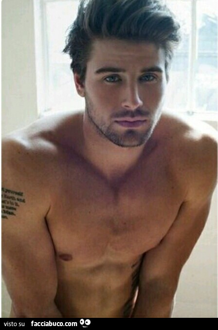 Bellissimo ragazzo a petto nudo