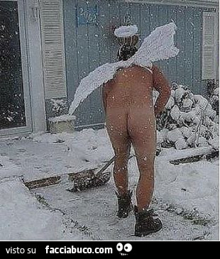 Uomo nudo spala la neve con le ali dell'angelo